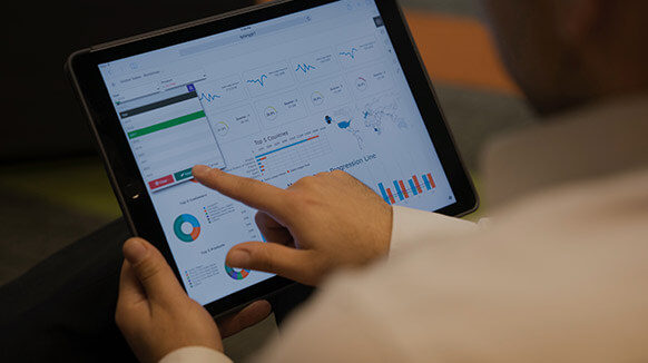 Mann verwendet auf einem Tablet eine Sage Software