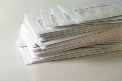 Derzeit versenden zahlreiche Unternhemen Briefe an Ihre Vertragspartner. Quelle: Pixelio.de/Rainer Sturm