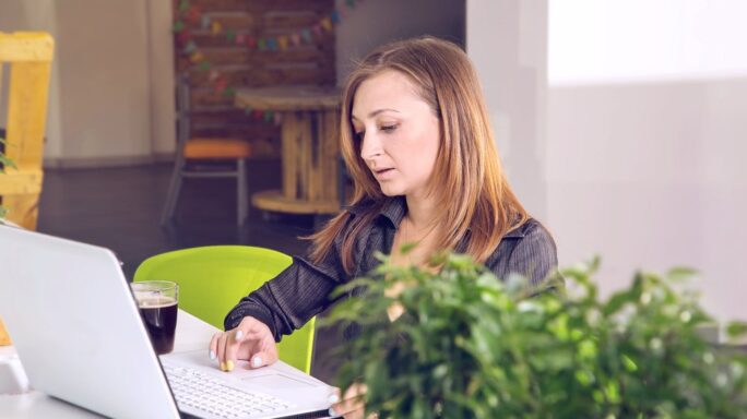 Frau arbeitet am Laptop