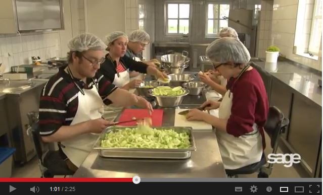 Die Mitarbeiter des Caritasverband Warendorf sind mit Engagement bei der Arbeit. Quelle: Youtube