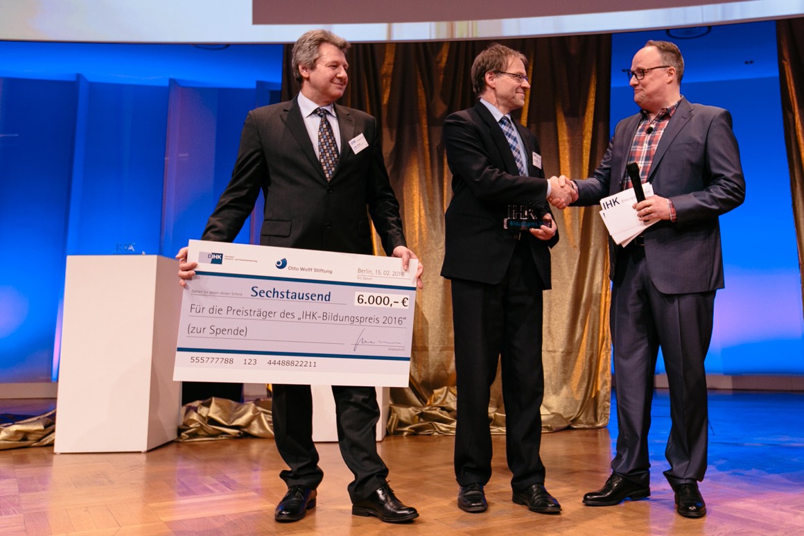 Oliver Welke (rechts) gratuliert Jürgen Henke (Mitte) von den Metallwerken Renner. Quelle: Renner
