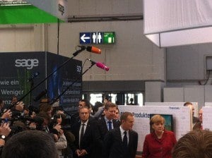 Angela Merkel besucht den Nachbarstand von Sage auf der CeBIT 2013.