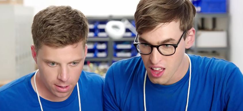 Zwei nerdig anmutende Jungs nehmen Apples iPhone 6 aufs Korn. Quelle: Youtube