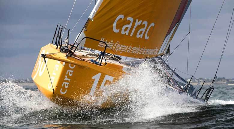Un bateau à voile en mer avec le logo Carac