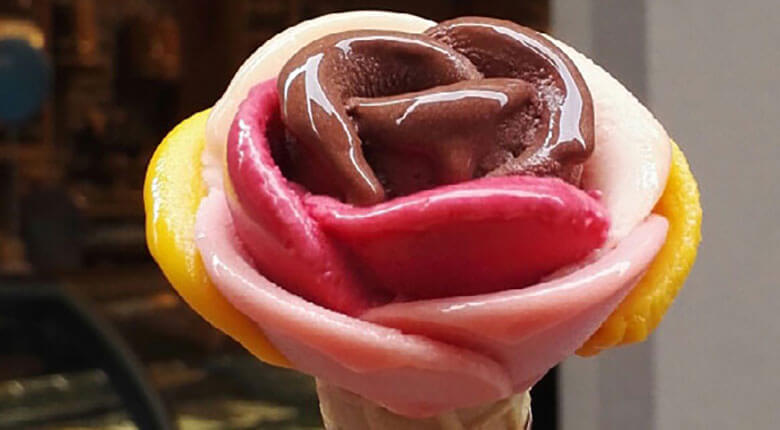 Glace Amorino en forme de fleur