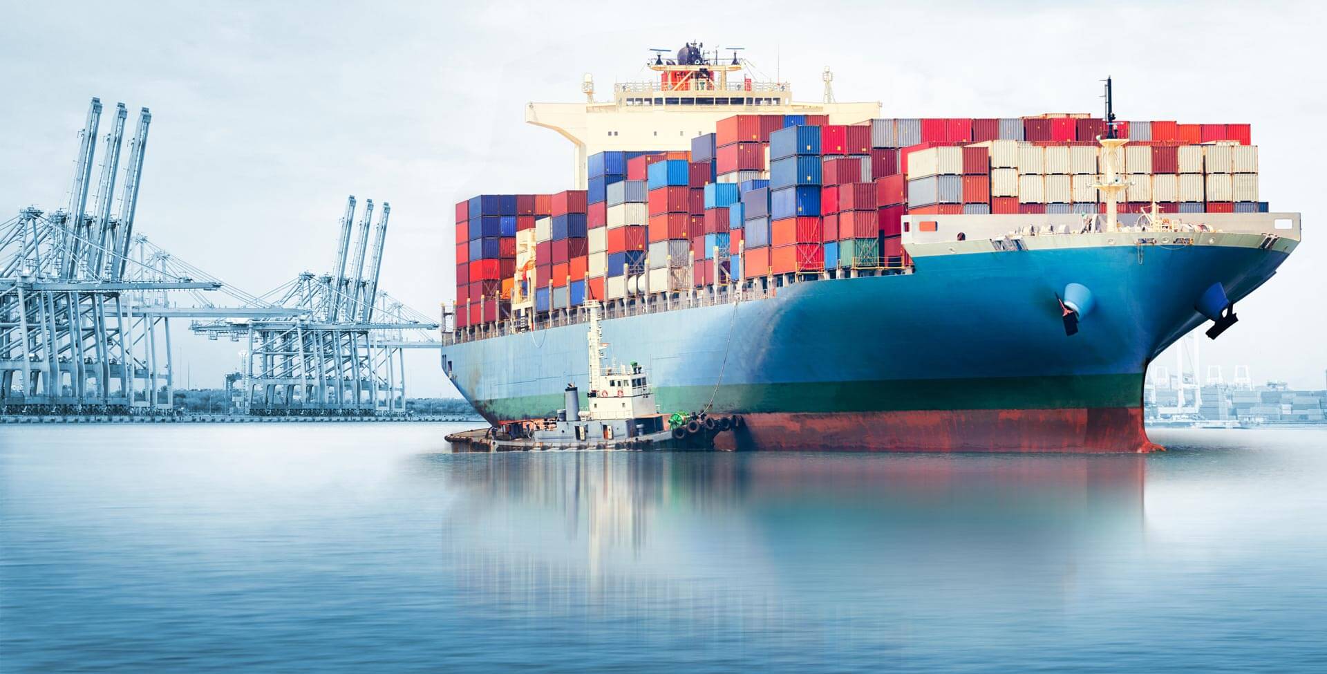 Bateau dans une zone de commerce