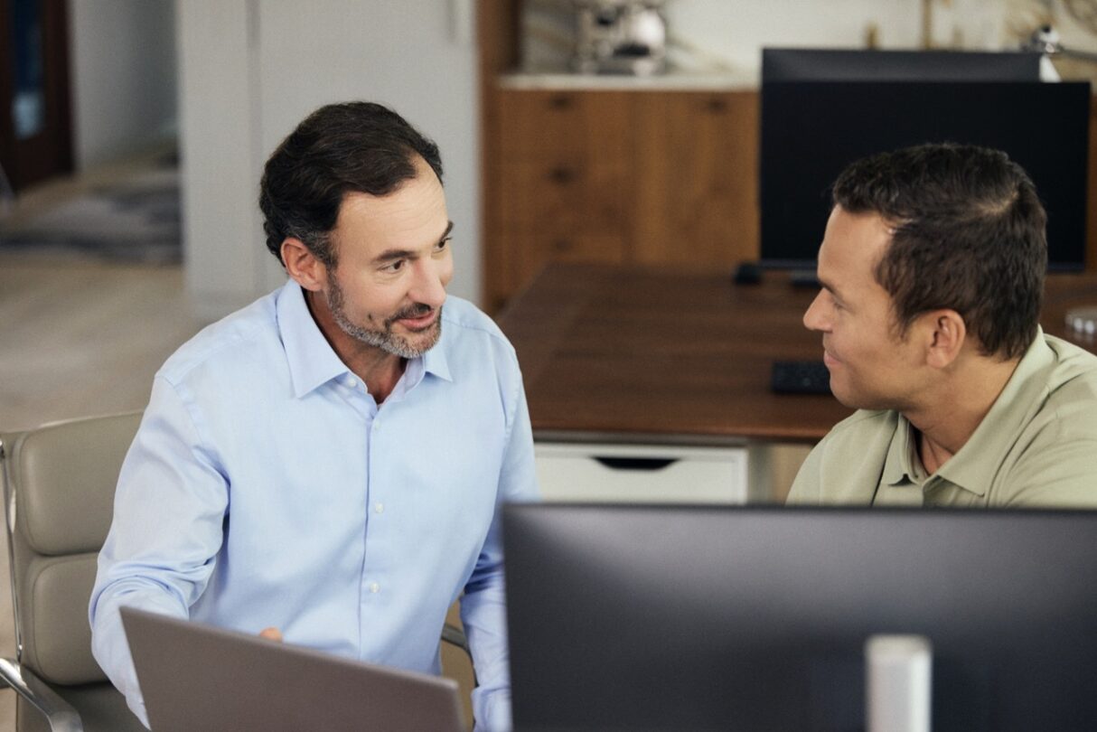 Dos compañeros de trabajo en una reunión
