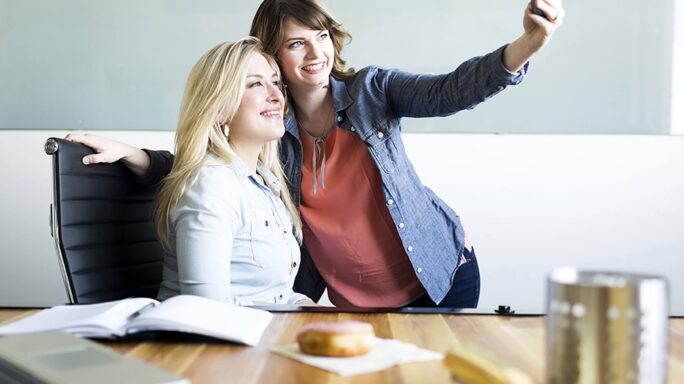 Deux collègues font un selfie, elles sont fières qu'elles travaillent chez un People Company