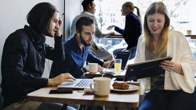 Une femme dans un café montre à ses collègues les avantages d'un continuous close.