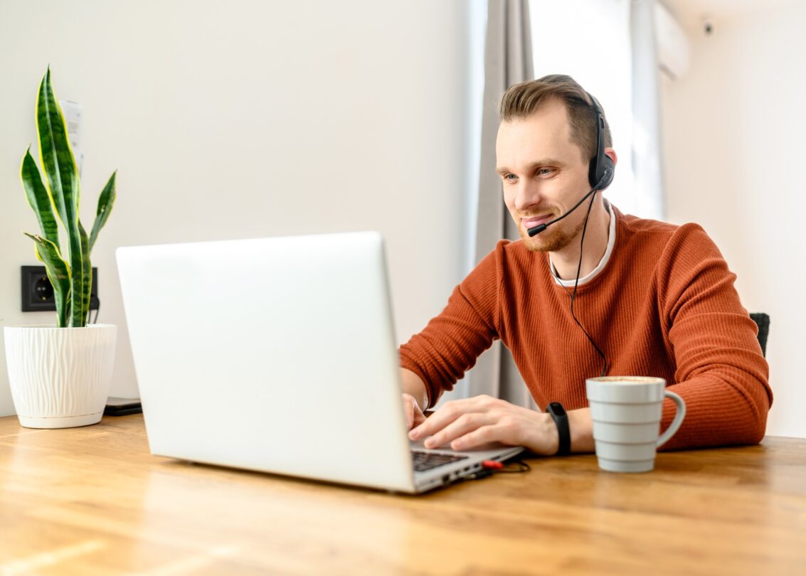 Un comptable participe dans un online meeting. Quels services les clients attendent-ils de leur comptable après le Covid ?