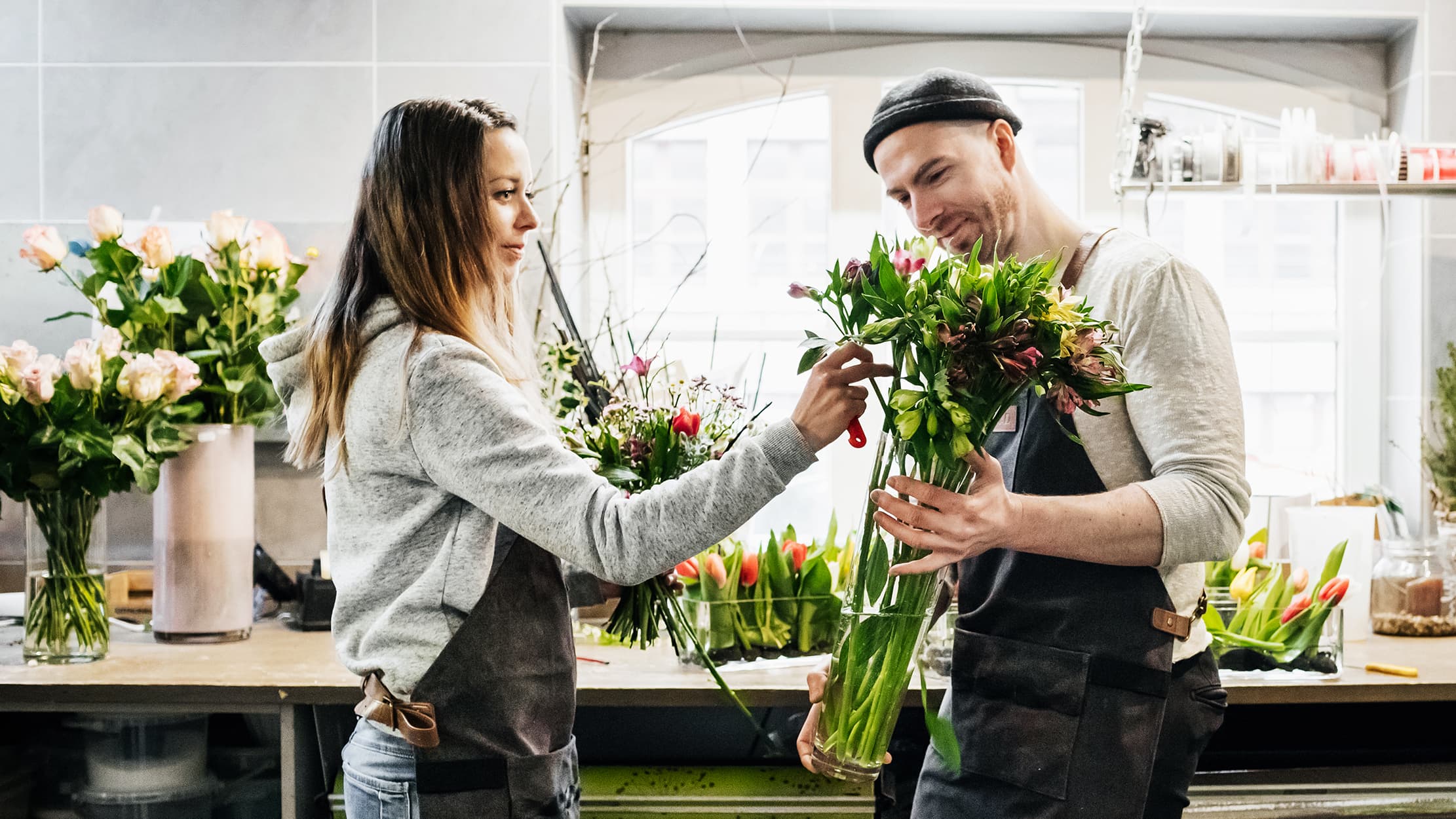 Un homme travaille dans son propre magasin de fleurs. Son type d'entrepreneur est Pur Bosseur.