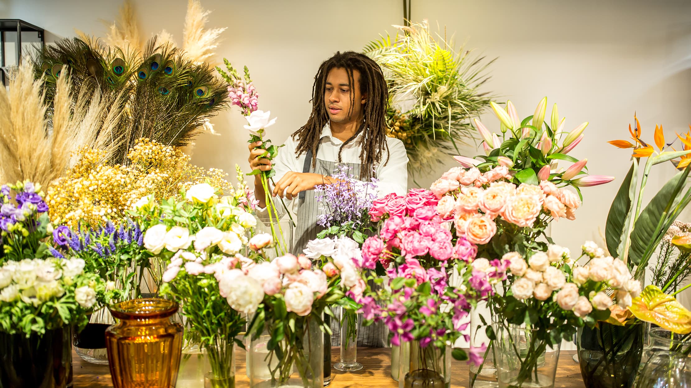Un homme travaille dans sa petite entreprise : une boutique de fleurs