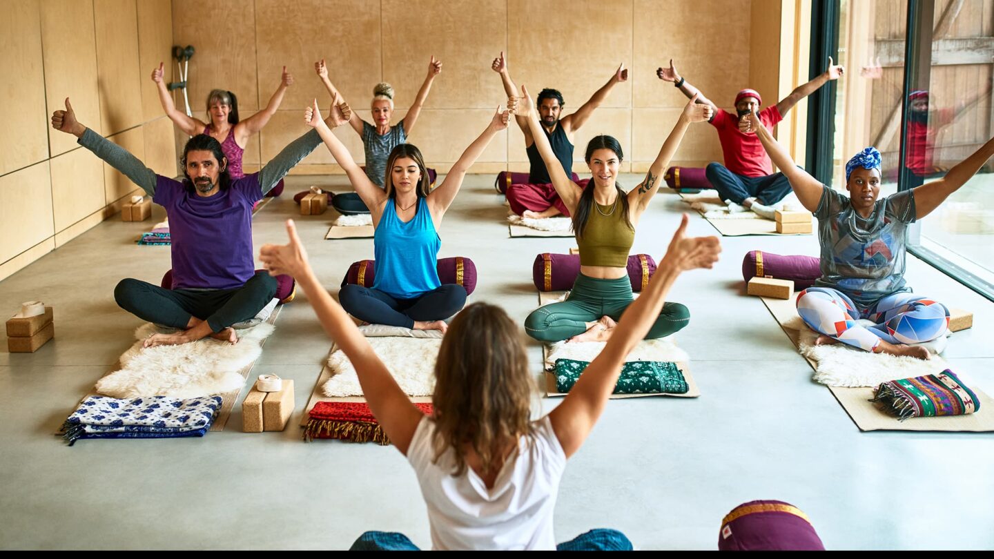 Une photo d'une classe de yoga. L'exercice est bon pour la santé mentale.