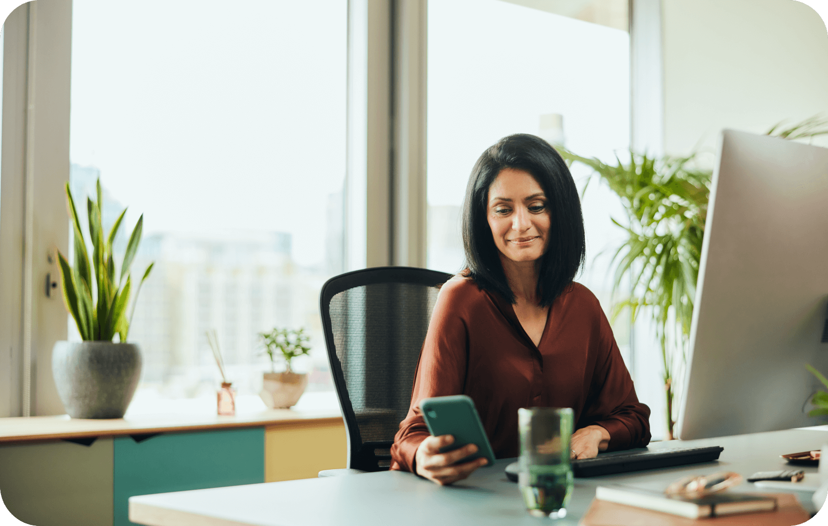 Une personnes fait une demande de téléchargement de la fiche produit Sage Business Intelligence depuis son mobile 