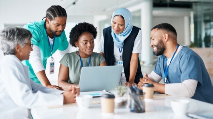 ERP Life Sciences : comment une filière spécialisée accompagne les industriels de santé