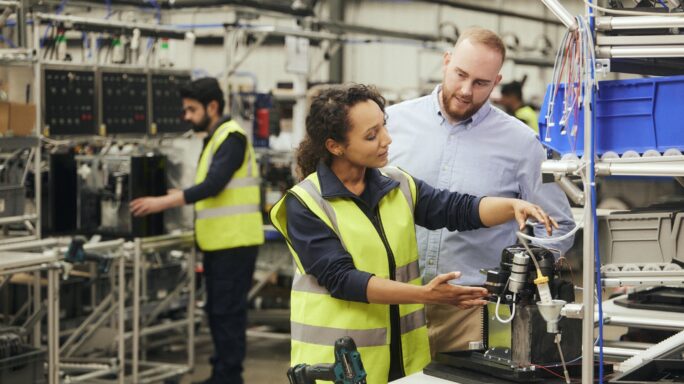 Deux salariés dans un atelier industriel