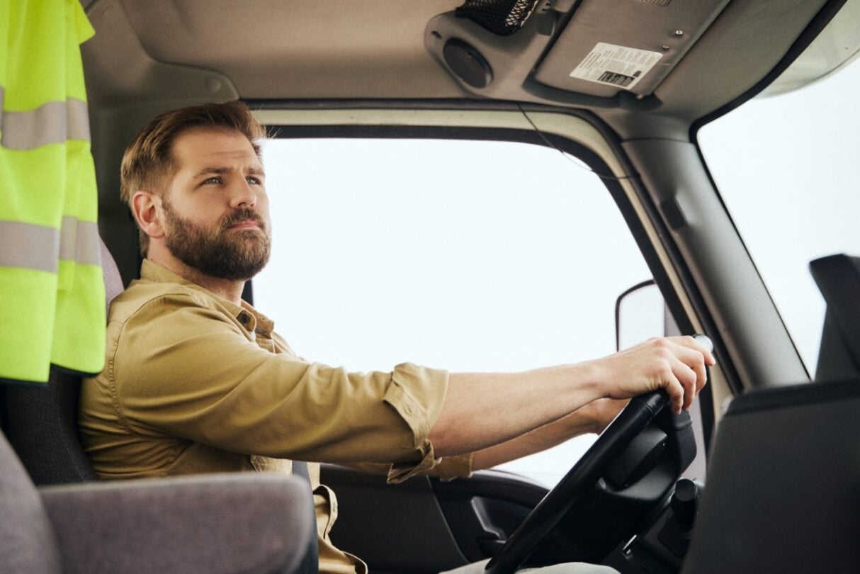Un livreur dans son camion