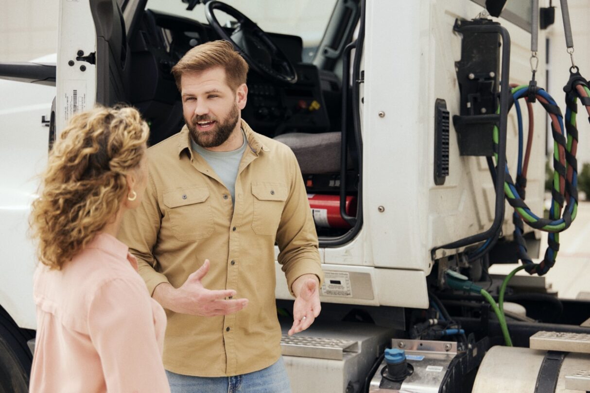 Un chauffeur de camion discute avec une collègue