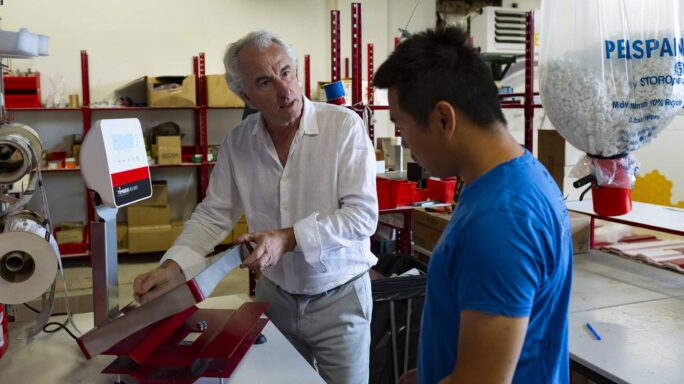 Le Directeur de Timbert porductions avec un collaborateur