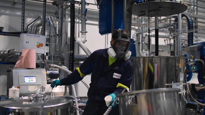 Un salarié de Socomore au travail