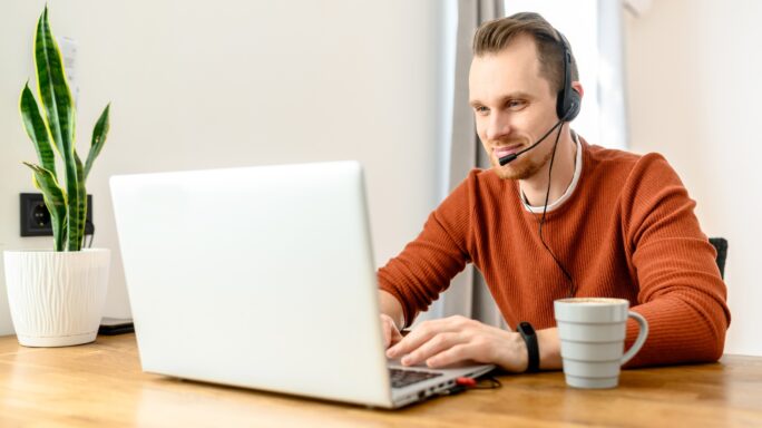 Een boekhouder heeft een online telefoongesprek met een klant om het te hebben over hoe de dienstverlening van boekhouders verandert na COVID