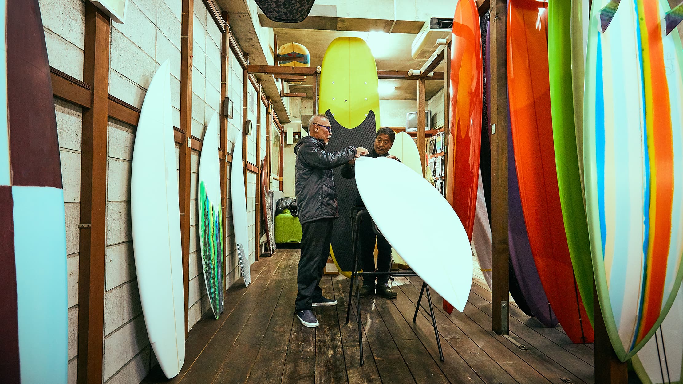 Een verkoper van surfmateriaal onderhandelt met zijn leverancier van surfplanken over de betalingstermijn.
