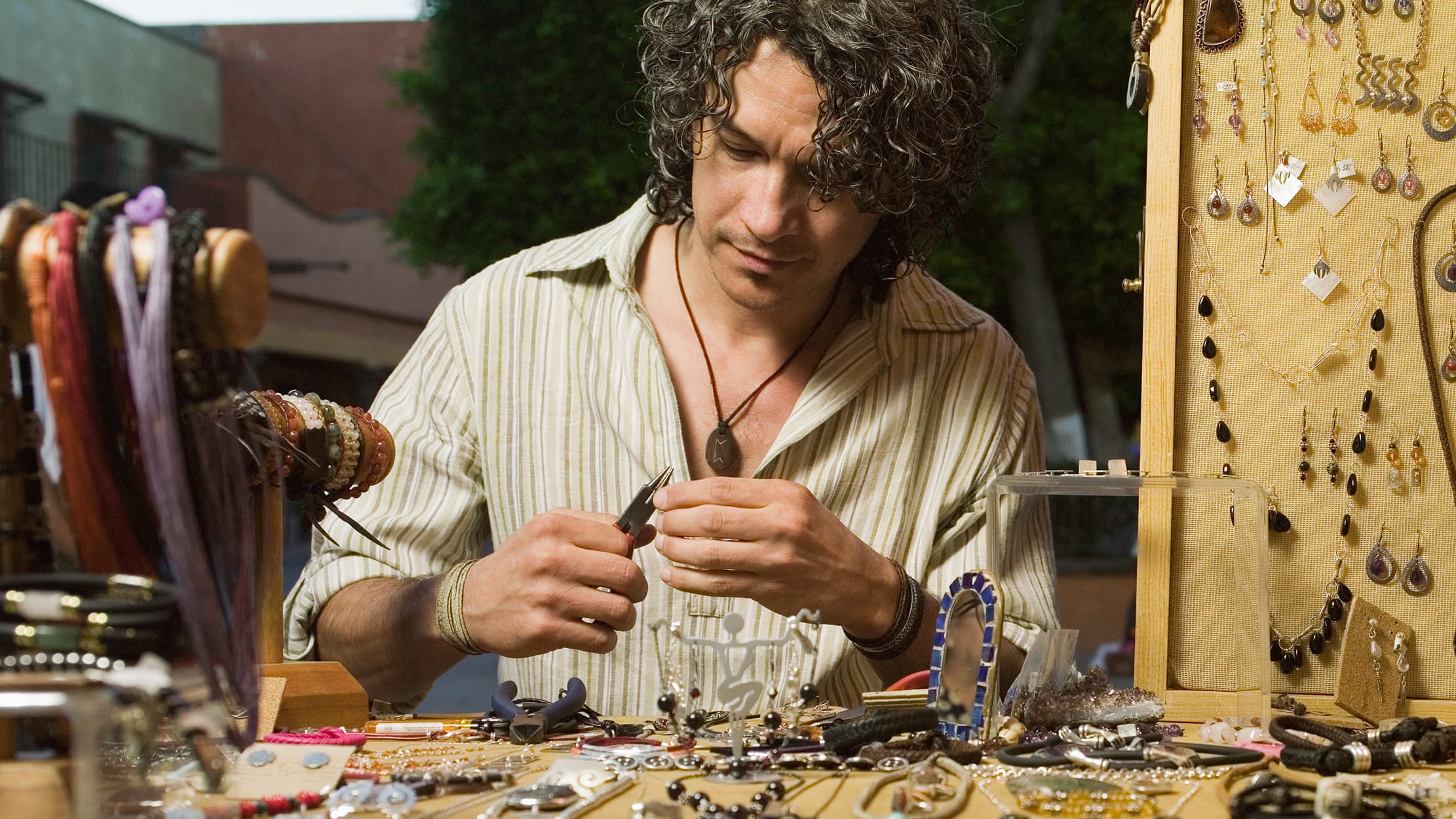 Een man maakt juwelen en vraagt zich af hoe hij een onderneming kan starten zonder geld