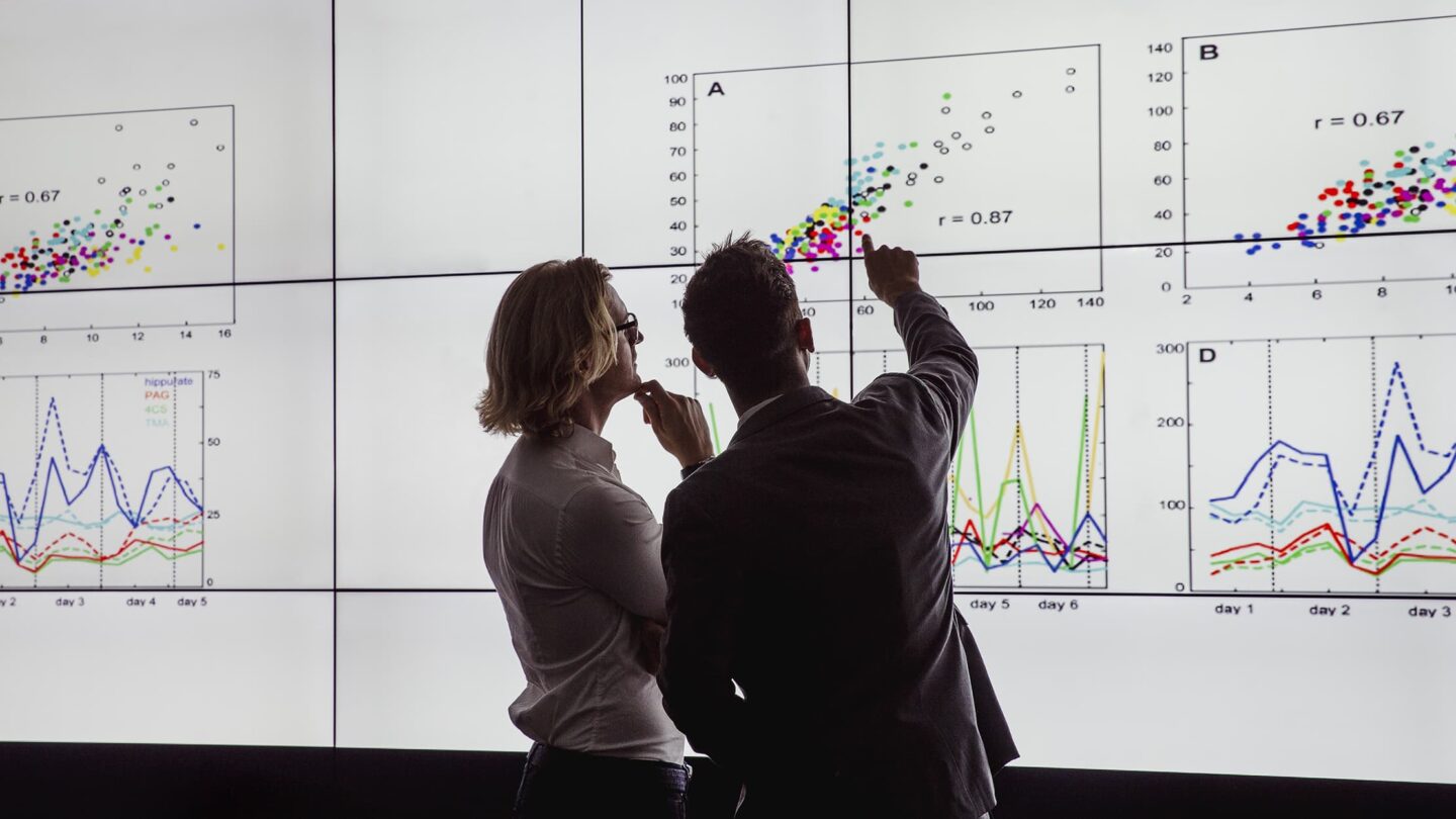 Een vrouw spreekt haar collega's toe over de digitale transformatie van het bedrijf.