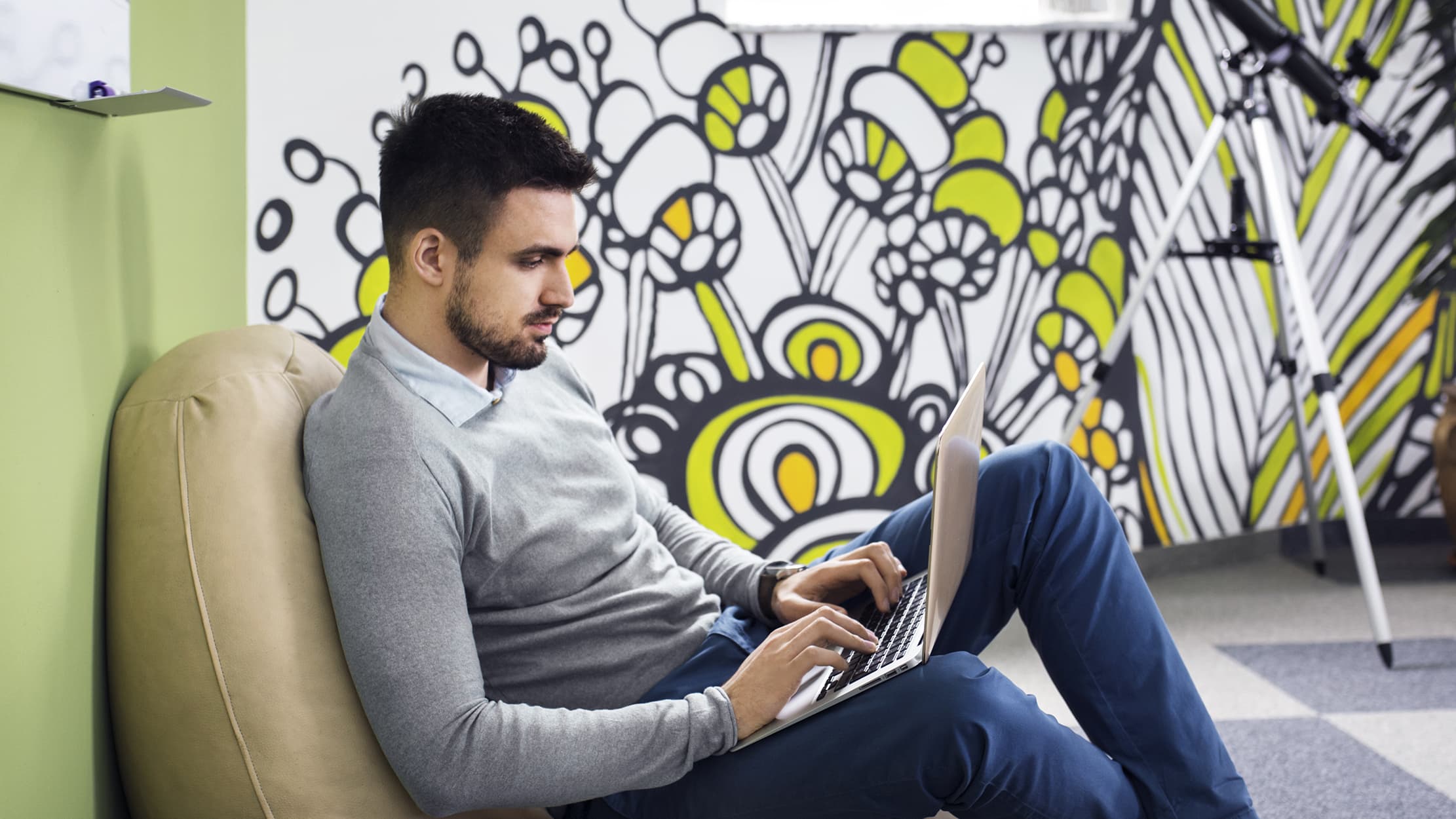 Een man werkt op een laptop en leest de best practices voor de virtuele accountant.