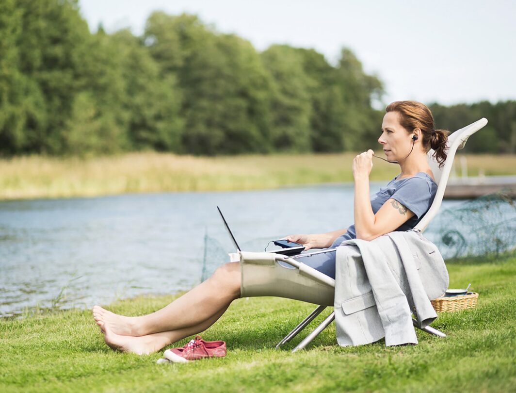 Mulher trabalhando outdoor